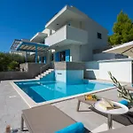 Allegra With 32msq Heated Pool, 300m Far From Sandy Beaches, Open Sea View Омиш
