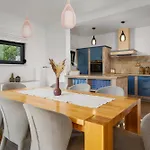Вилла Allegra With 32msq Heated Pool, 300m Far From Sandy Beaches, Open Sea View Омиш