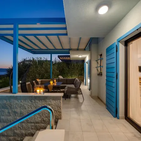 Allegra With 32msq Heated Pool, 300m Far From Sandy Beaches, Open Sea View Омиш